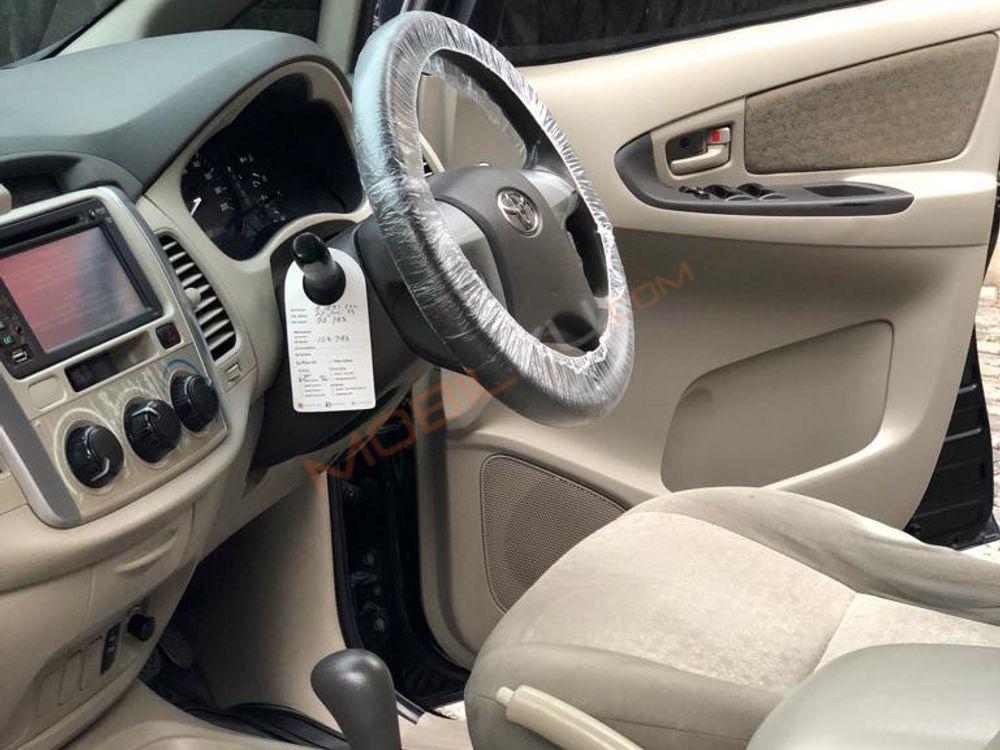 Mobil Toyota Kijang Innova 2012