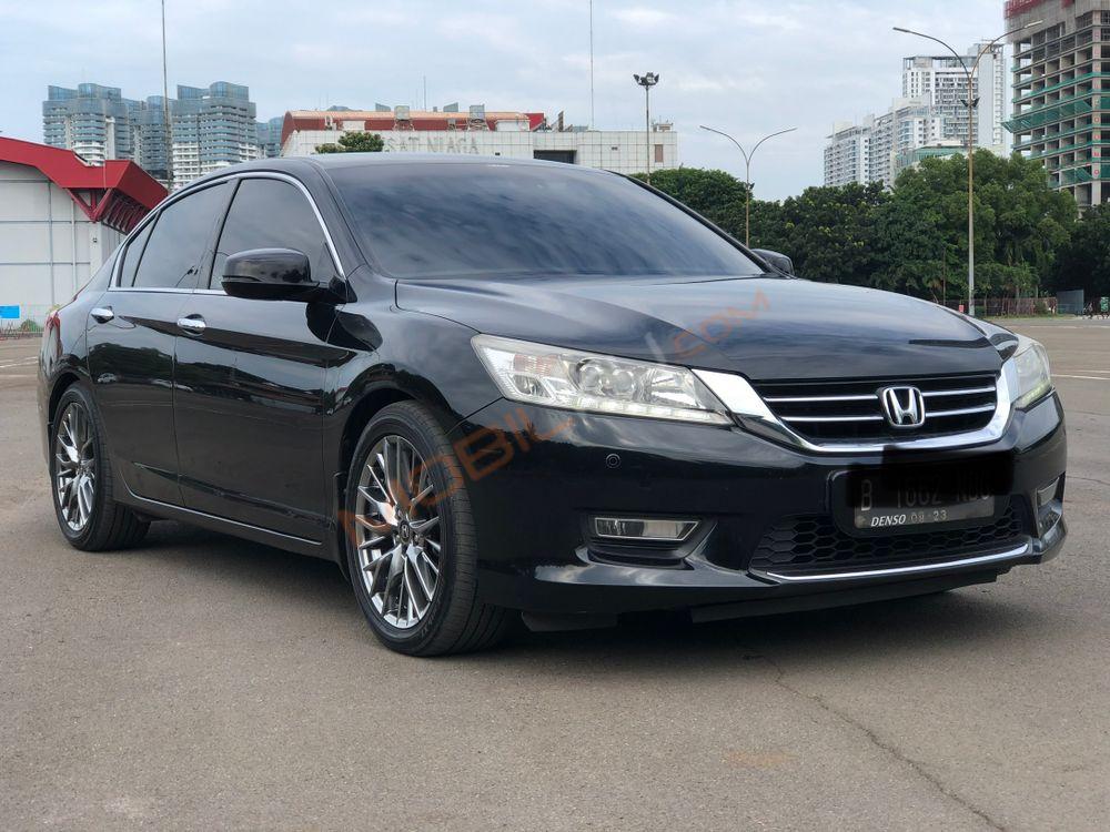 Mobil Honda Accord 2013