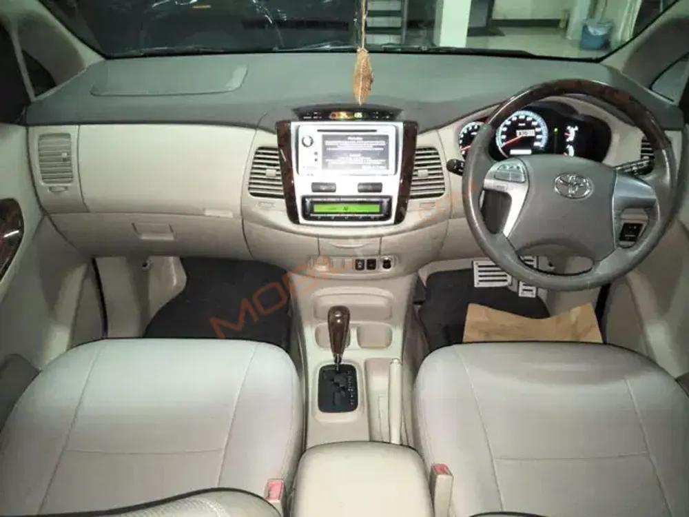 Mobil Toyota Kijang Innova 2013