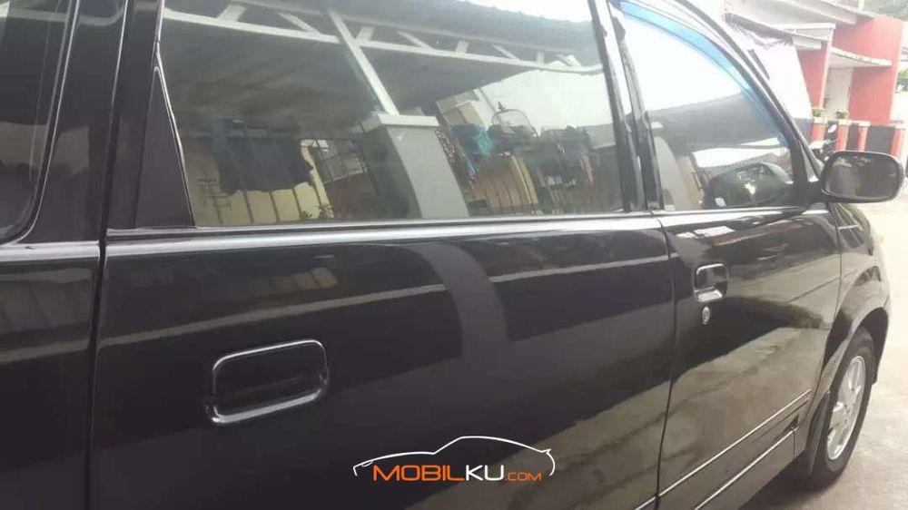 Mobil Toyota Avanza 2010