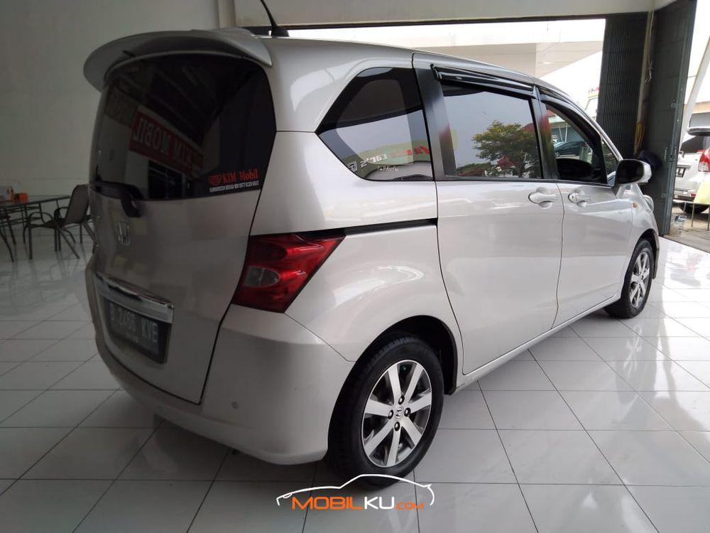 Mobil Honda Freed 2010