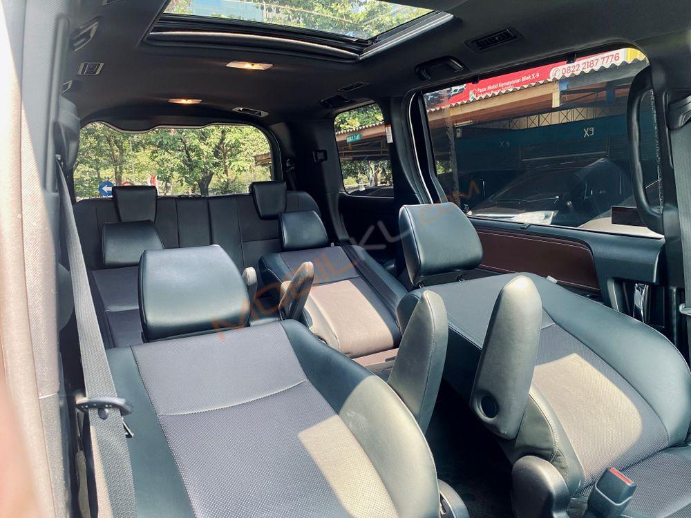 Mobil Toyota Voxy 2019