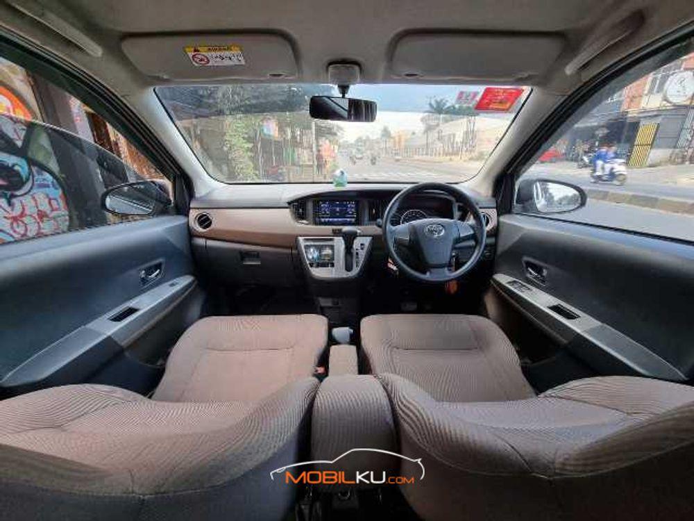 Mobil Toyota Calya 2016