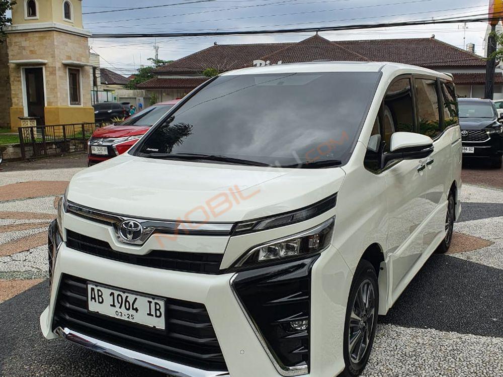 Mobil Toyota Voxy 2020