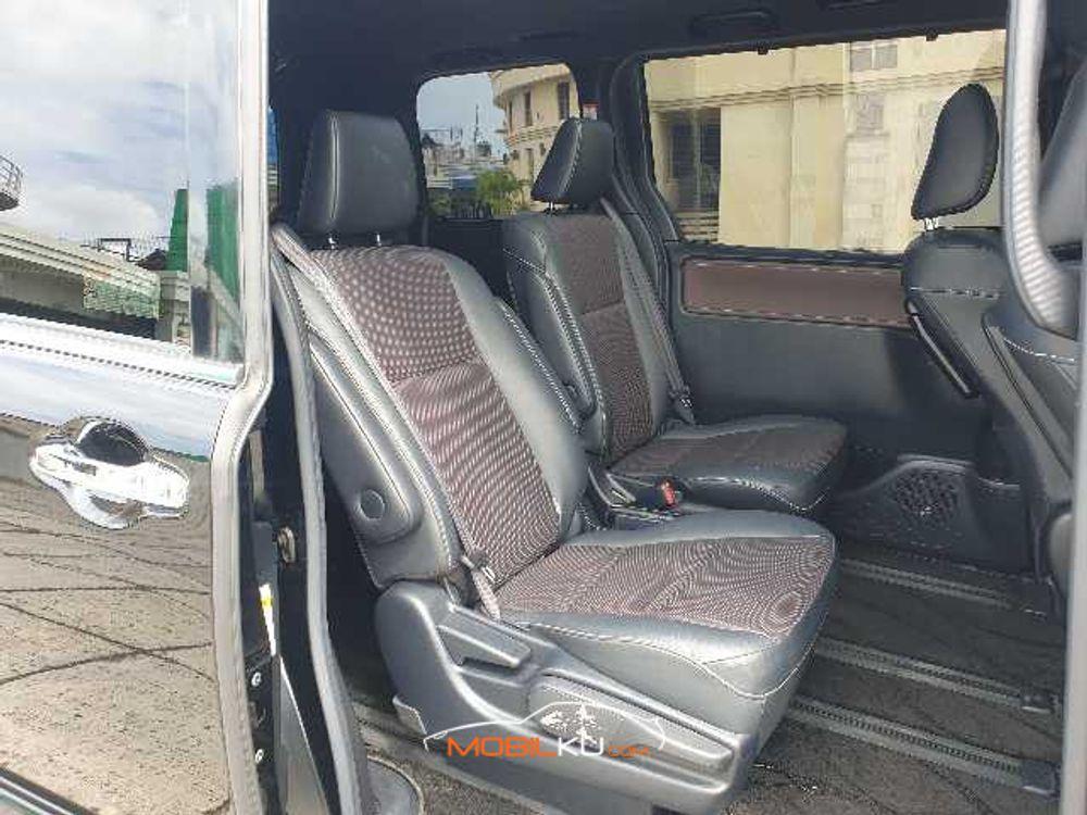 Mobil Toyota Voxy 2018