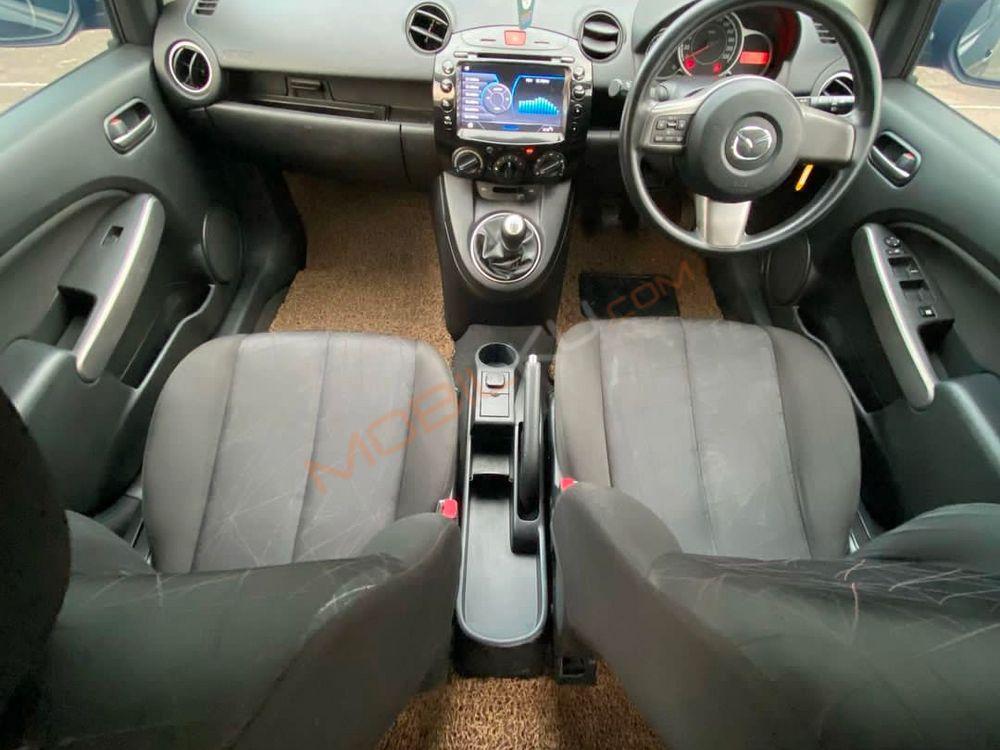 Mobil Mazda 2 Sedan 2013
