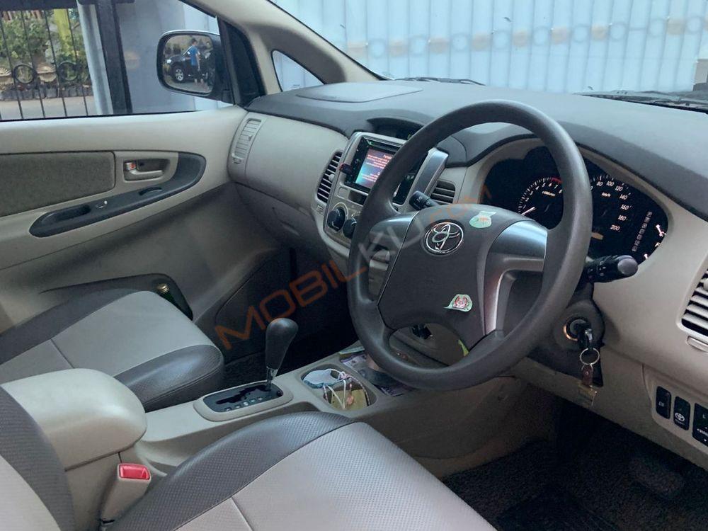 Mobil Toyota Kijang Innova 2014