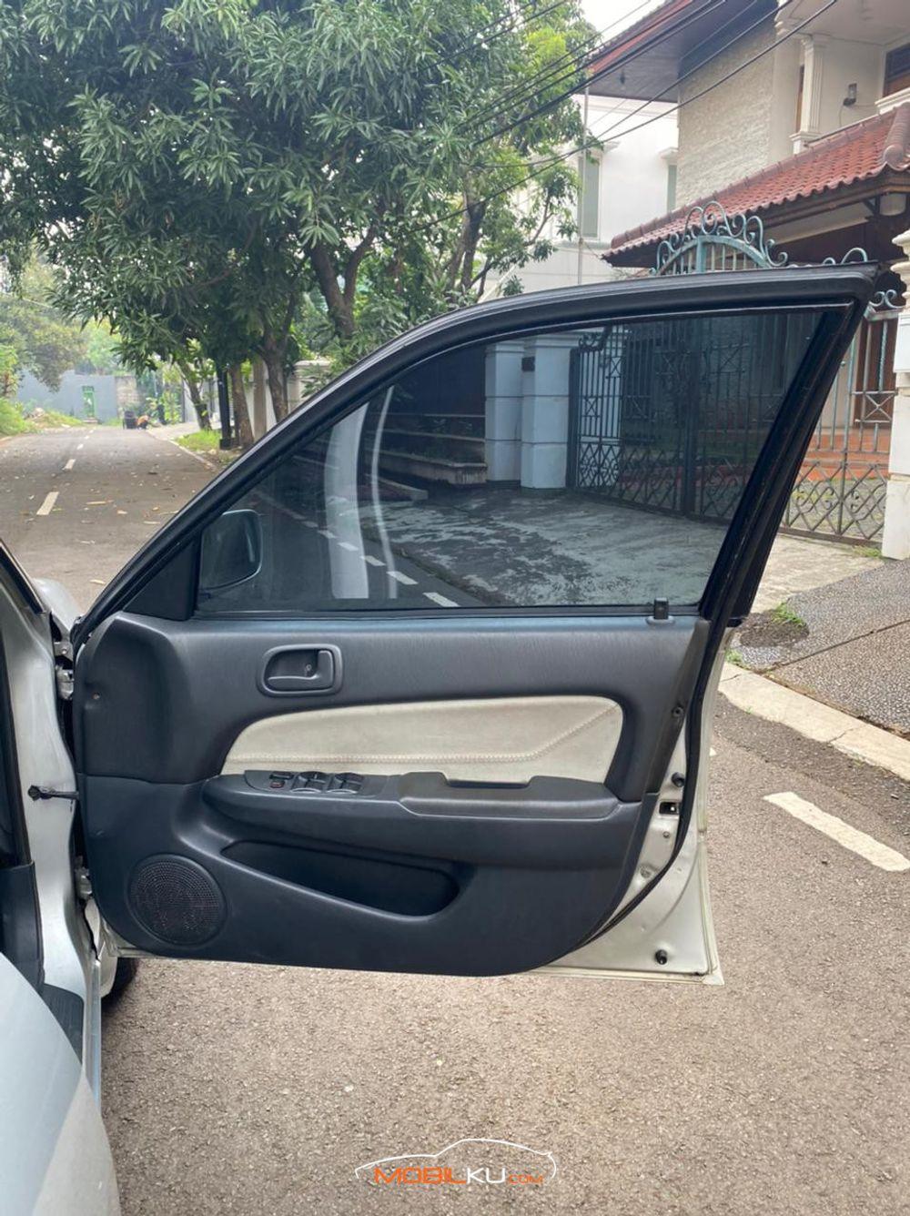 Mobil Toyota Corolla 2000