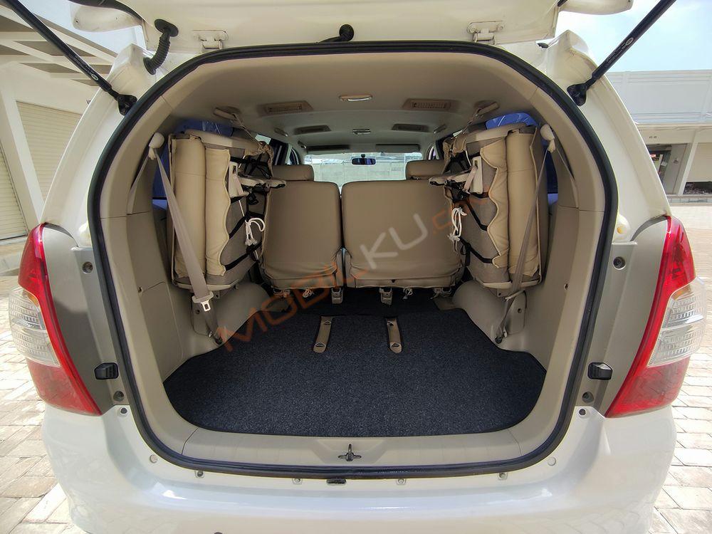 Mobil Toyota Kijang Innova 2013