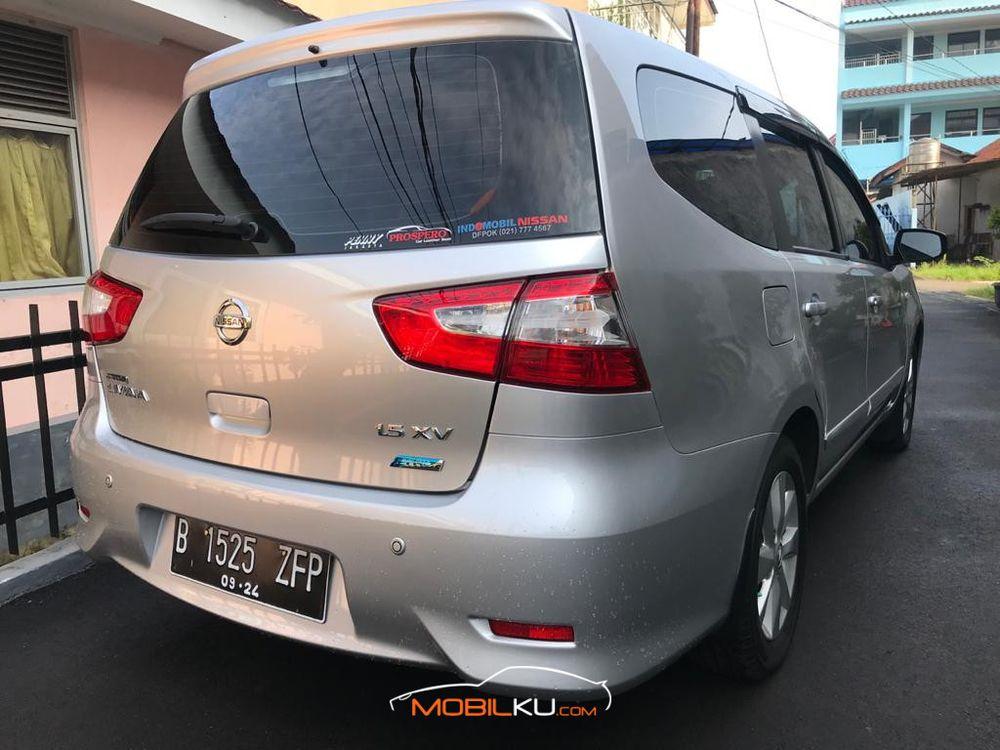 Mobil Nissan Grand Livina 2014