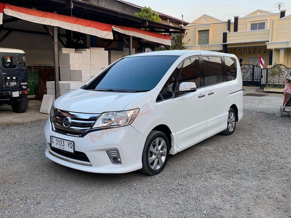 Mobil Nissan Serena 2013