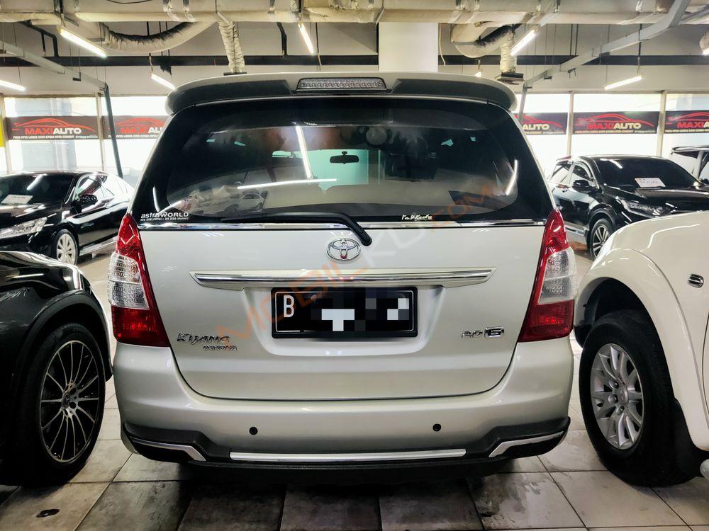 Mobil Toyota Kijang Innova 2012