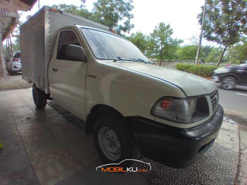 Mobil Toyota Kijang 2005