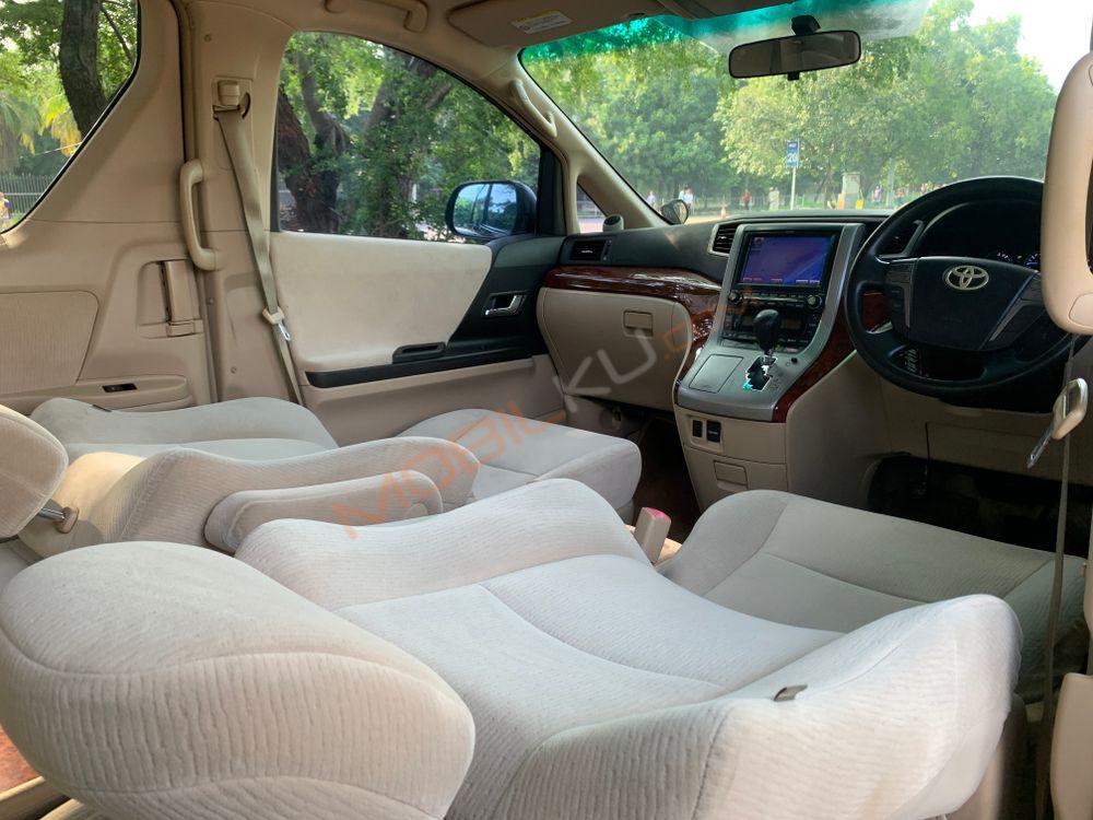 Mobil Toyota Alphard 2009