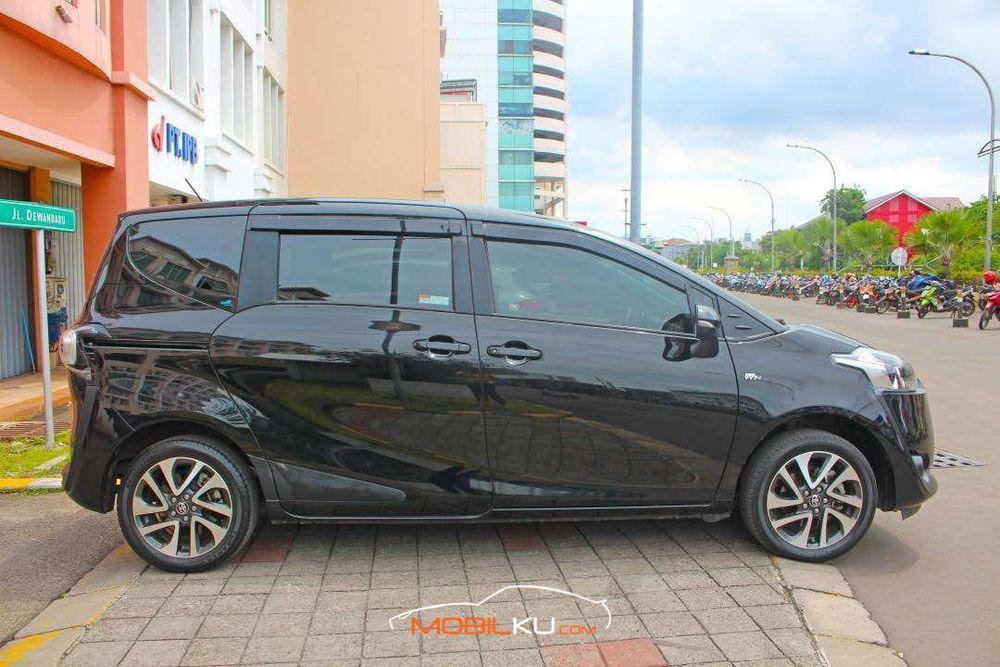 Mobil Toyota Sienta 2017
