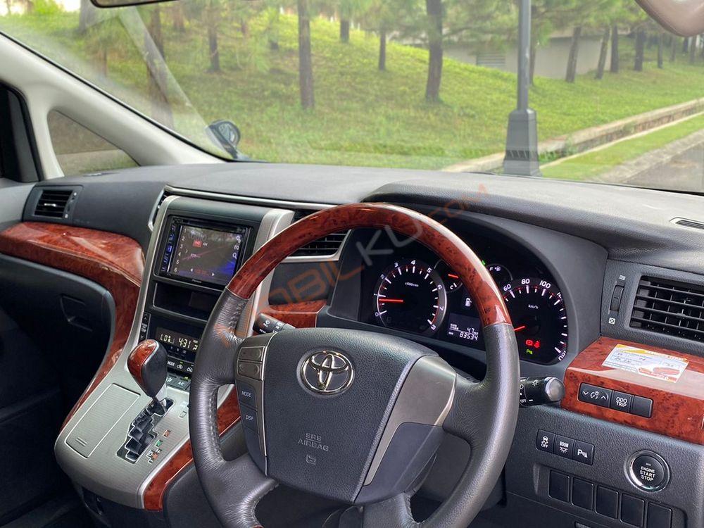 Mobil Toyota Vellfire 2012