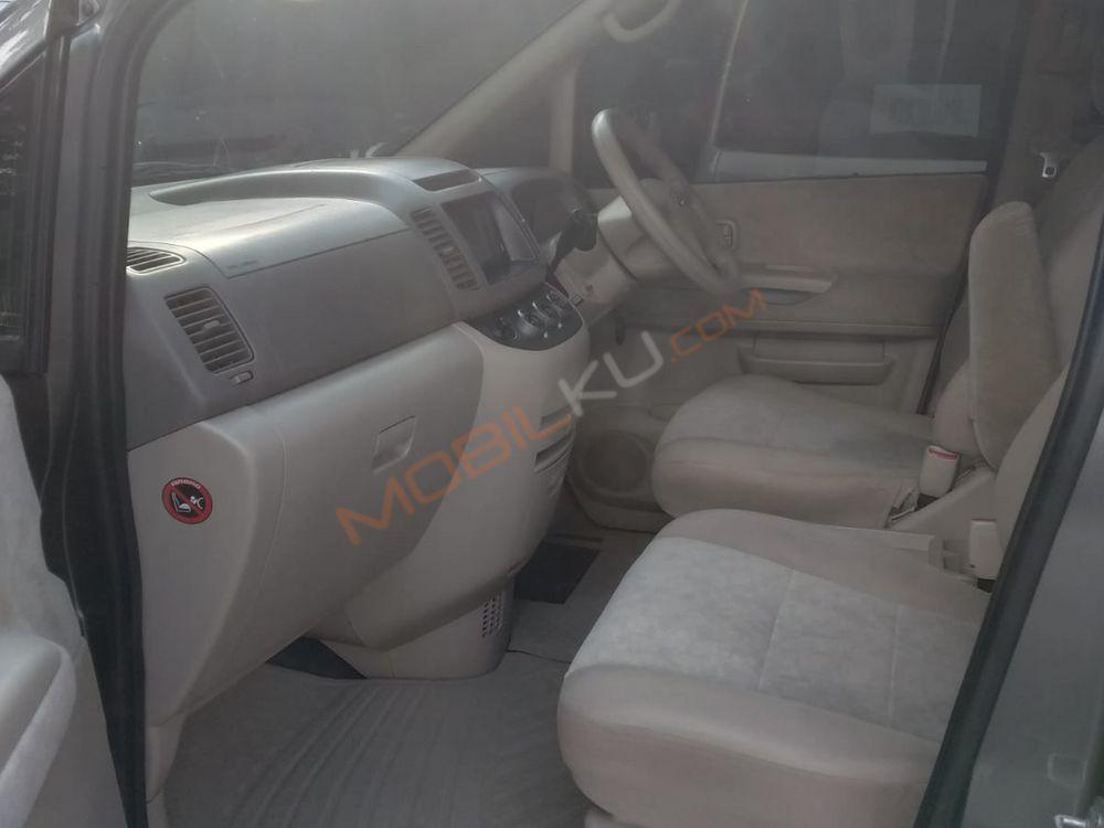 Mobil Nissan Serena 2012