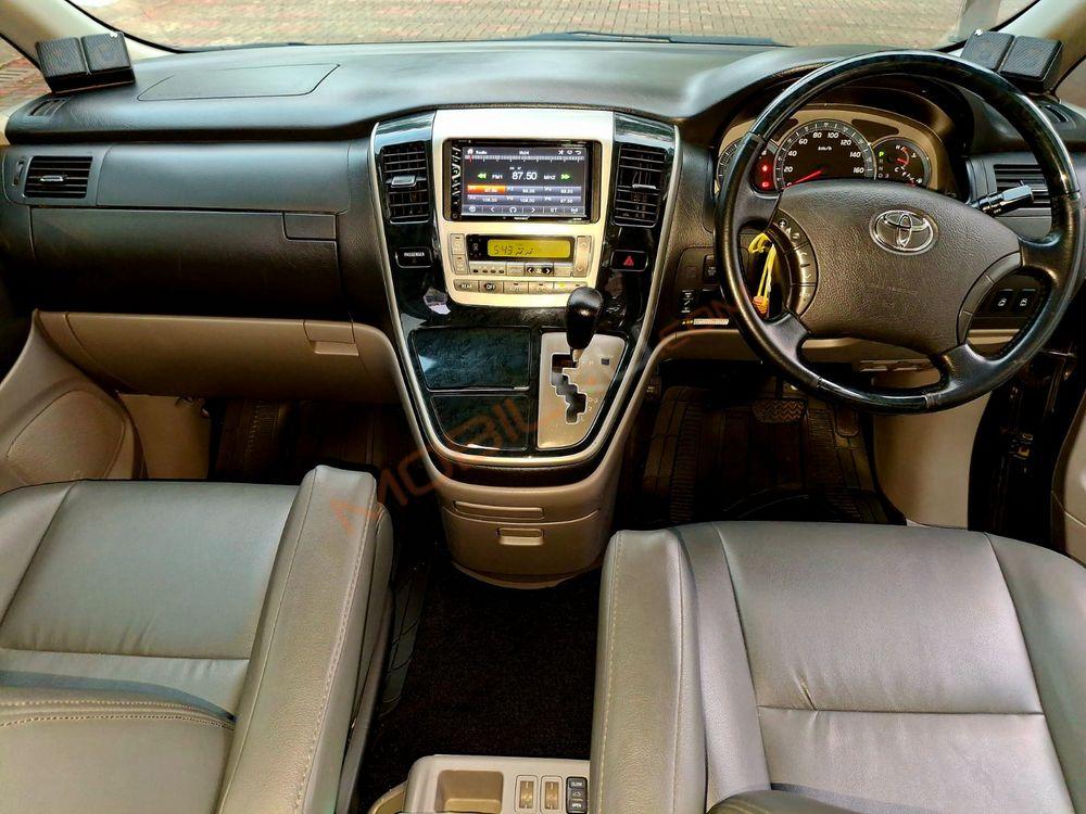 Mobil Toyota Alphard 2005