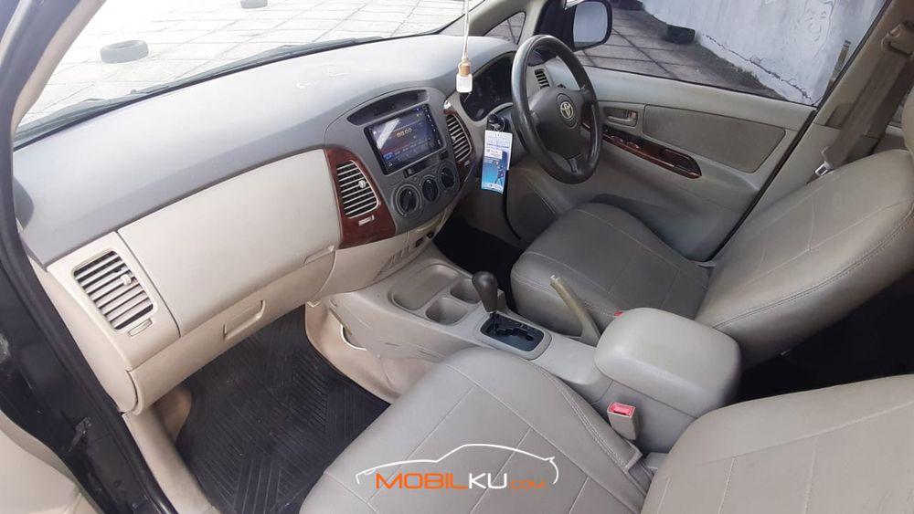 Mobil Toyota Kijang Innova 2010