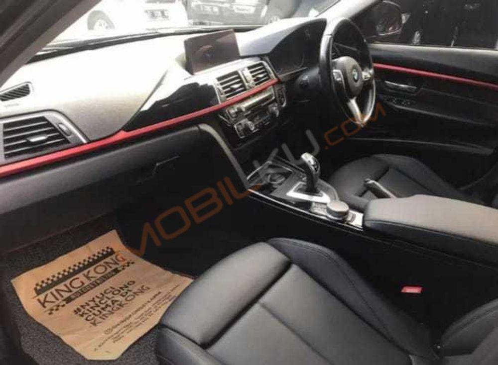 Mobil BMW 3 Series 2017
