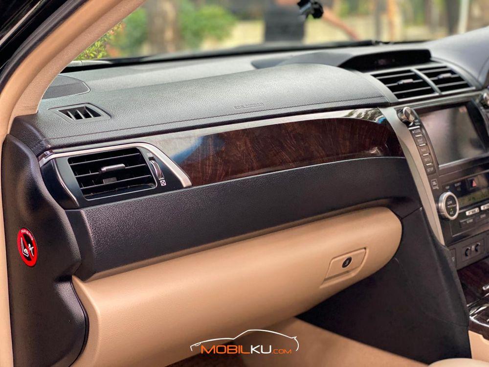 Mobil Toyota Camry 2012