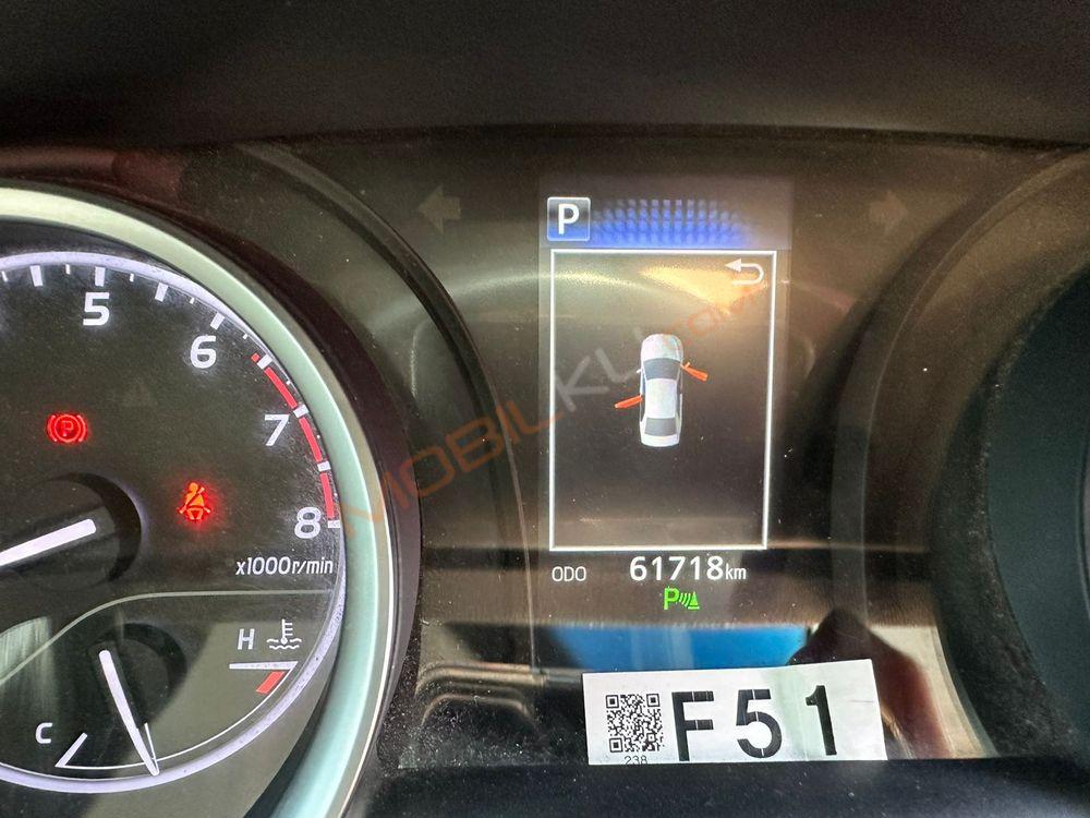 Mobil Toyota Camry 2020