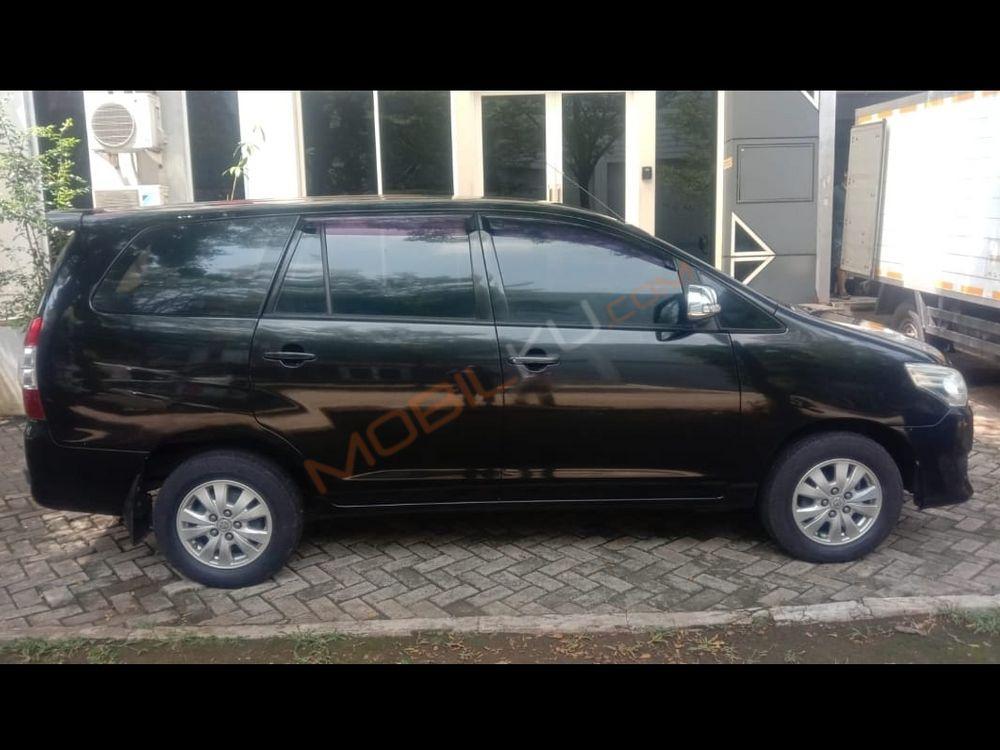 Mobil Toyota Kijang Innova 2011