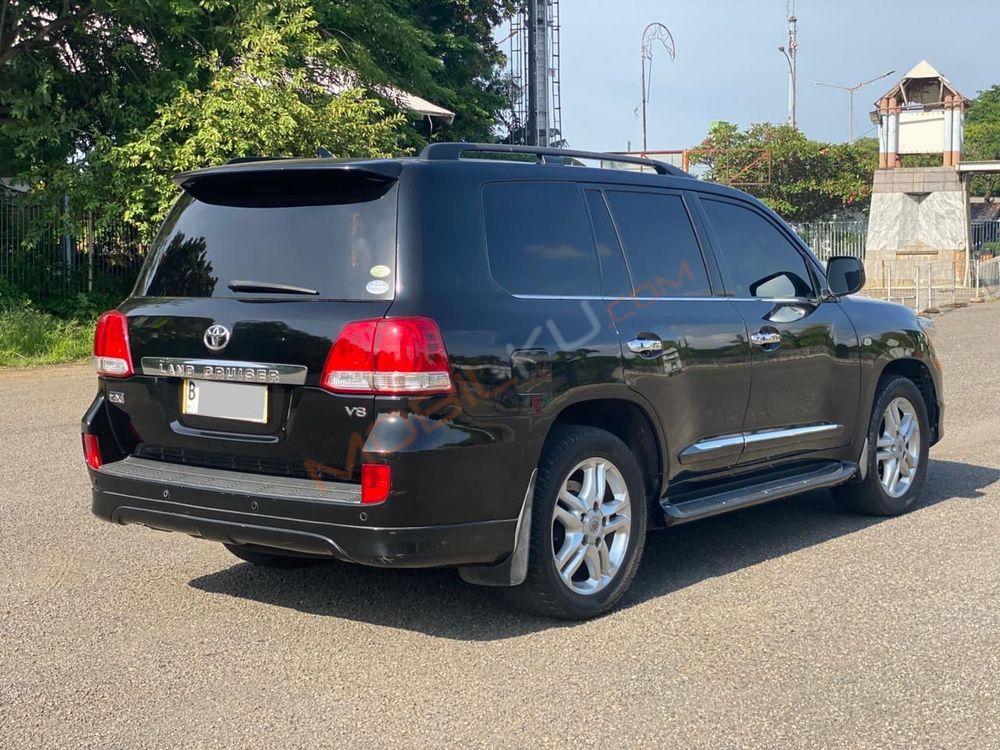 Mobil Toyota Land Cruiser 2010