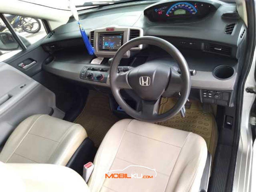 Mobil Honda Freed 2010