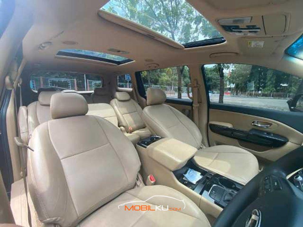Mobil Kia Sedona 2017