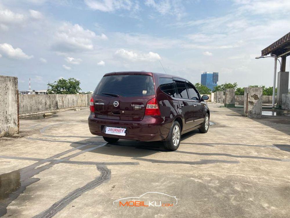 Mobil Nissan Grand Livina 2013