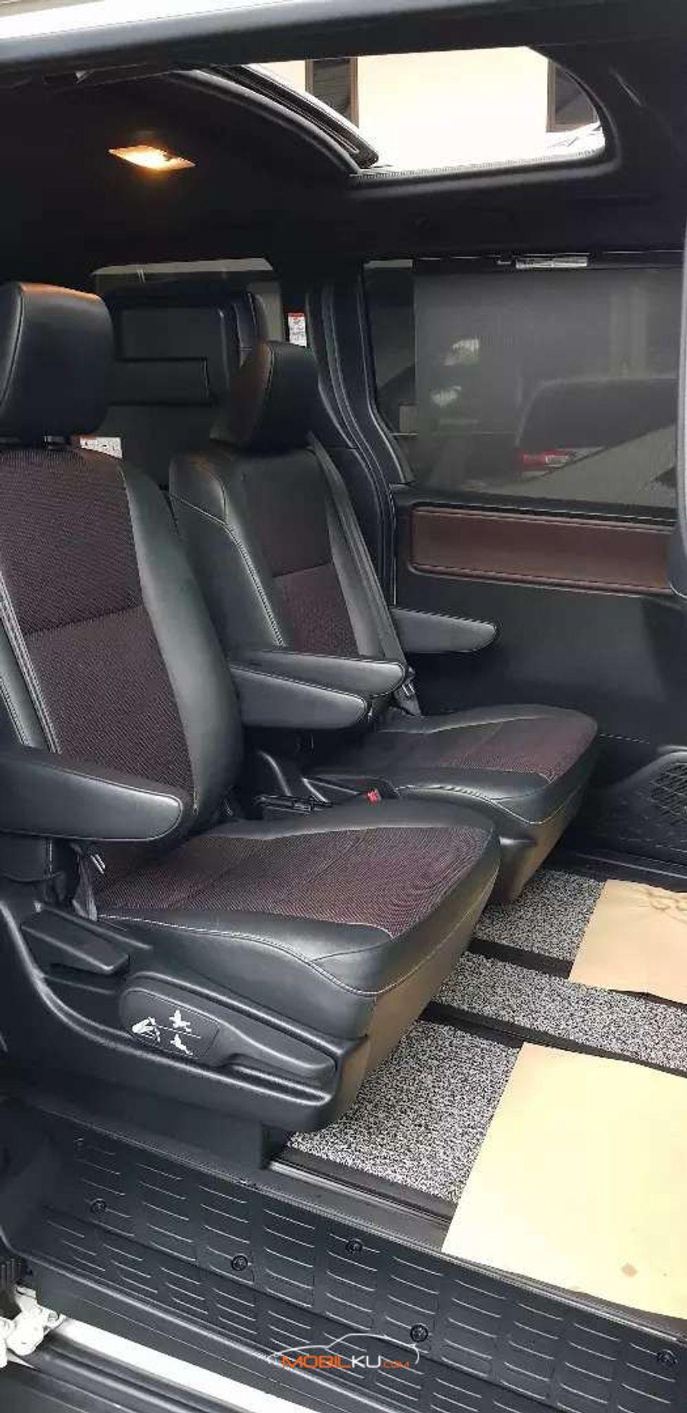 Mobil Toyota Voxy 2018
