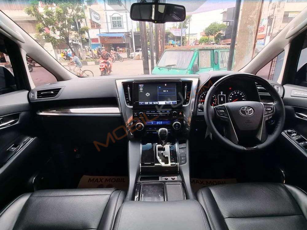 Mobil Toyota Alphard 2015