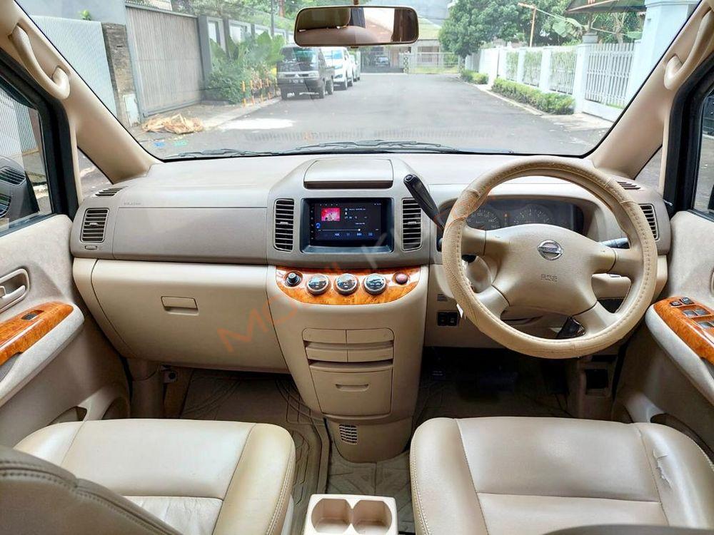 Mobil Nissan Serena 2009