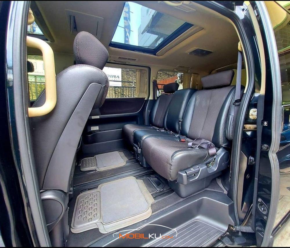 Mobil Nissan Elgrand 2007