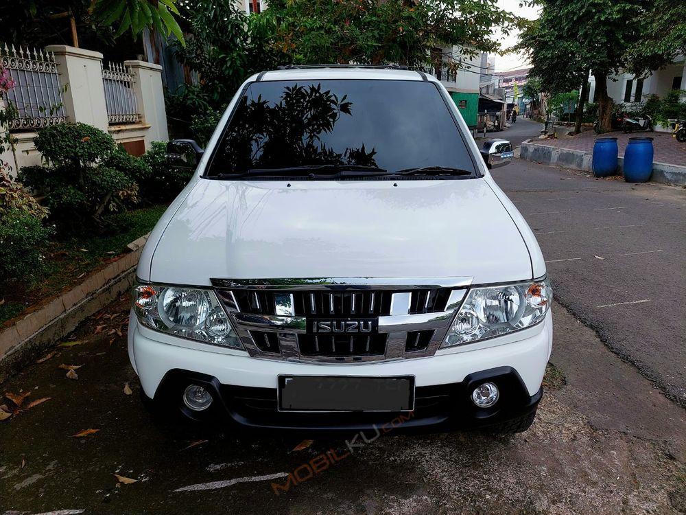 Mobil Isuzu Panther 2016