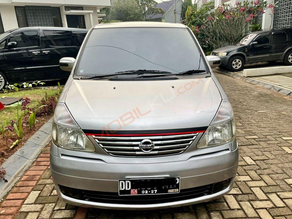 Mobil Nissan Serena 2012