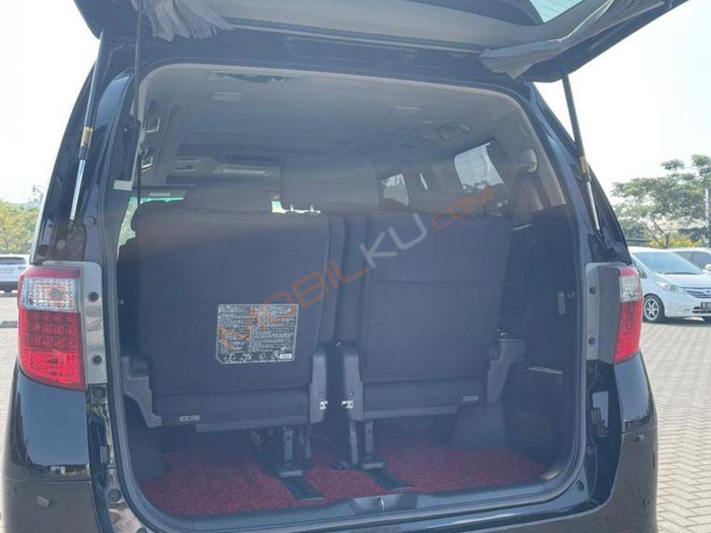 Mobil Toyota Alphard 2012