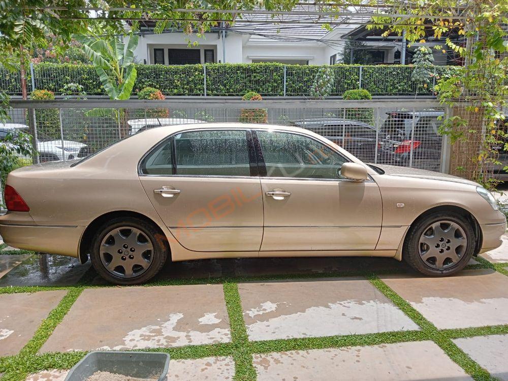 Mobil Lexus LS 2001