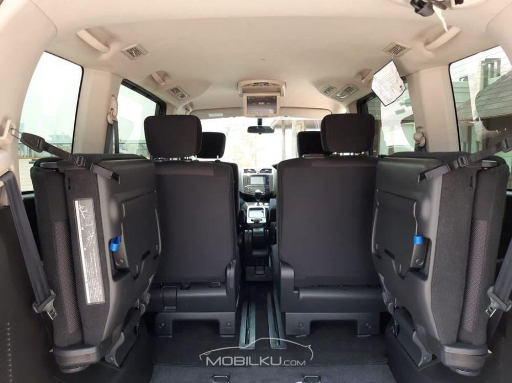 Mobil Nissan Serena 2013