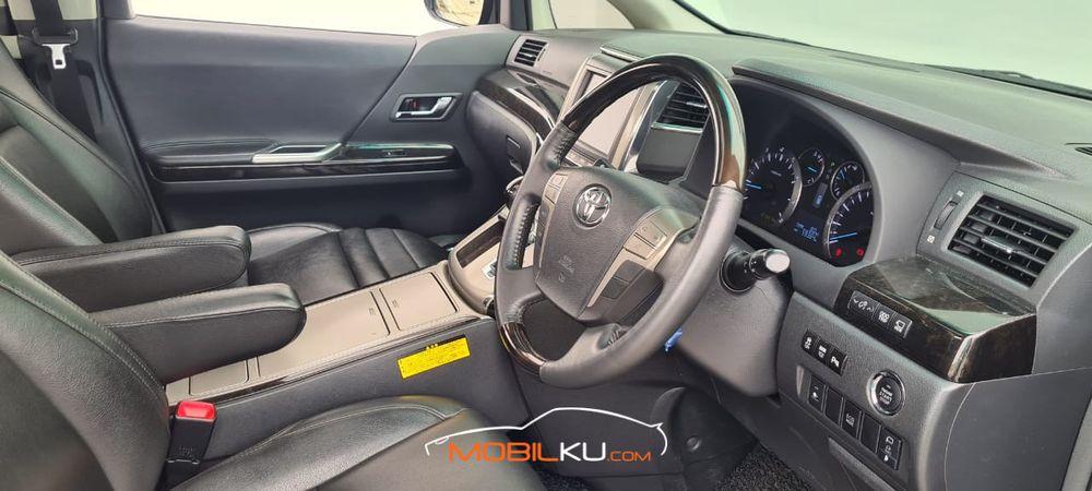 Mobil Toyota Vellfire 2013