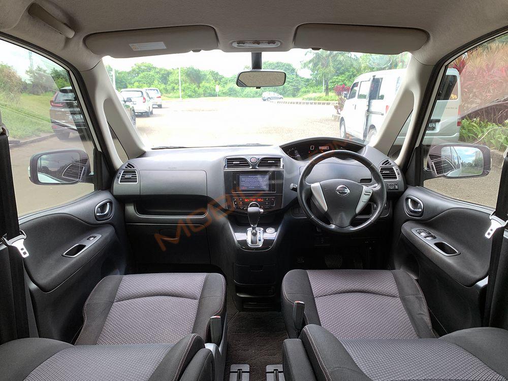 Mobil Nissan Serena 2014