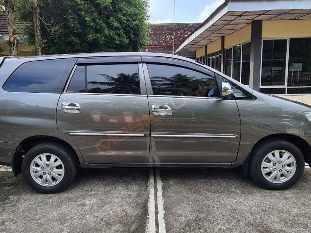Mobil Toyota Kijang Innova 2013