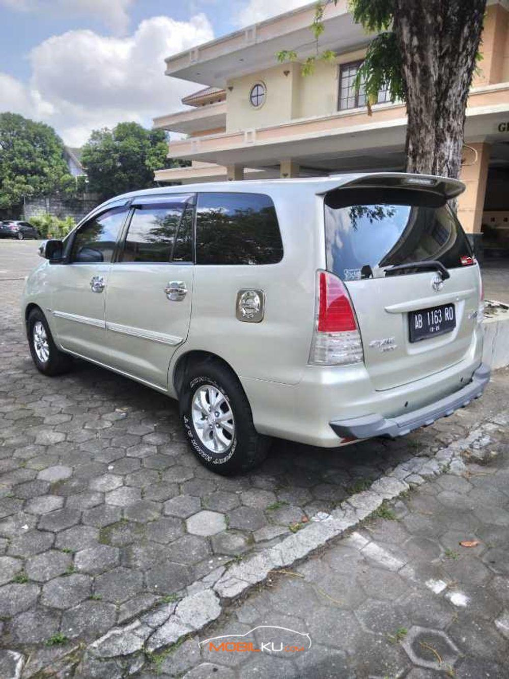 Mobil Toyota Kijang Innova 2016