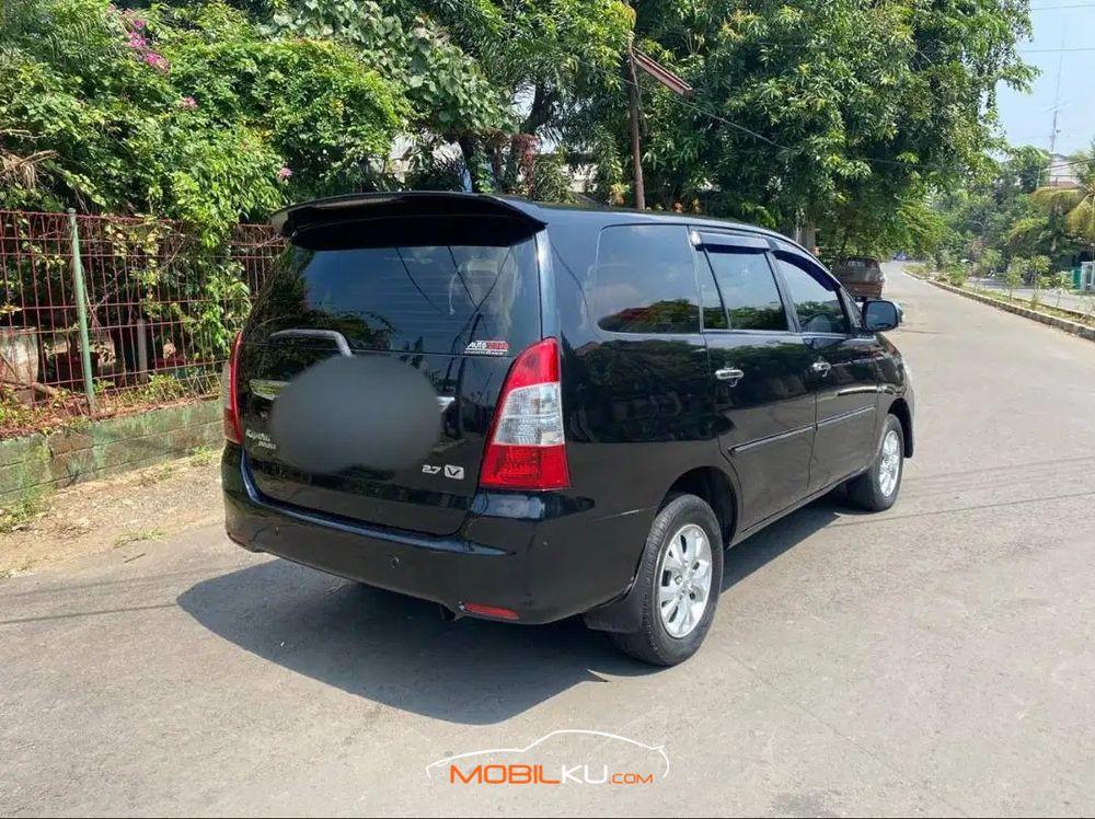 Mobil Toyota Kijang Innova 2005