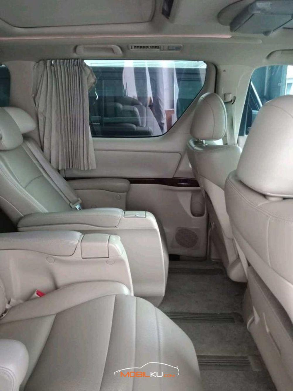 Mobil Toyota Alphard 2009