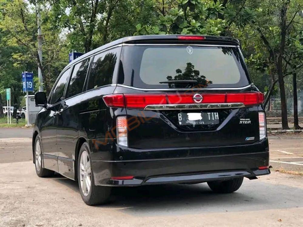 Mobil Nissan Elgrand 2013