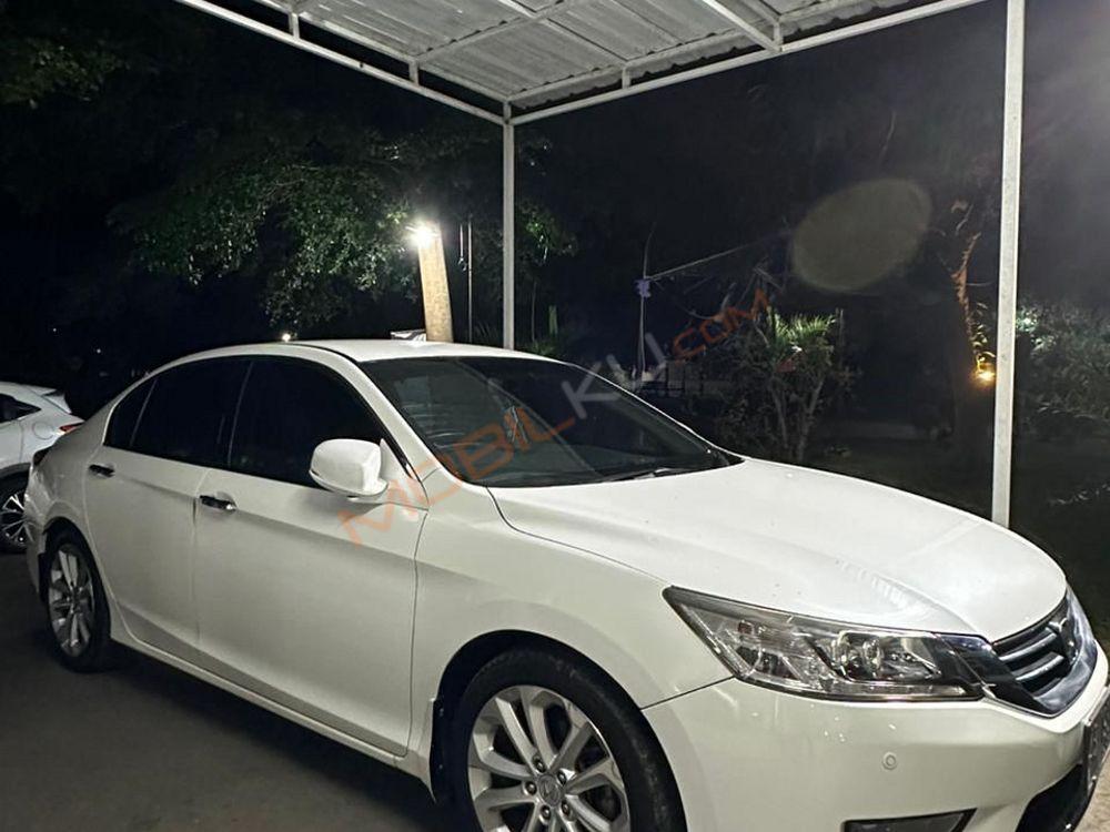 Mobil Honda Accord 2015