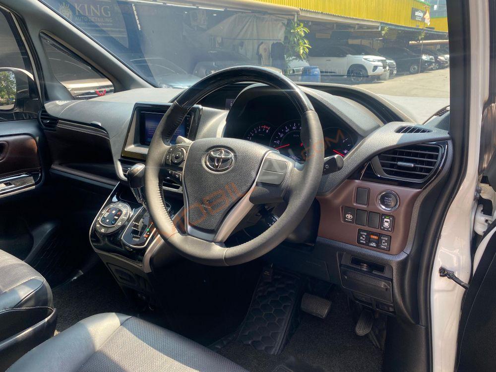 Mobil Toyota Voxy 2019