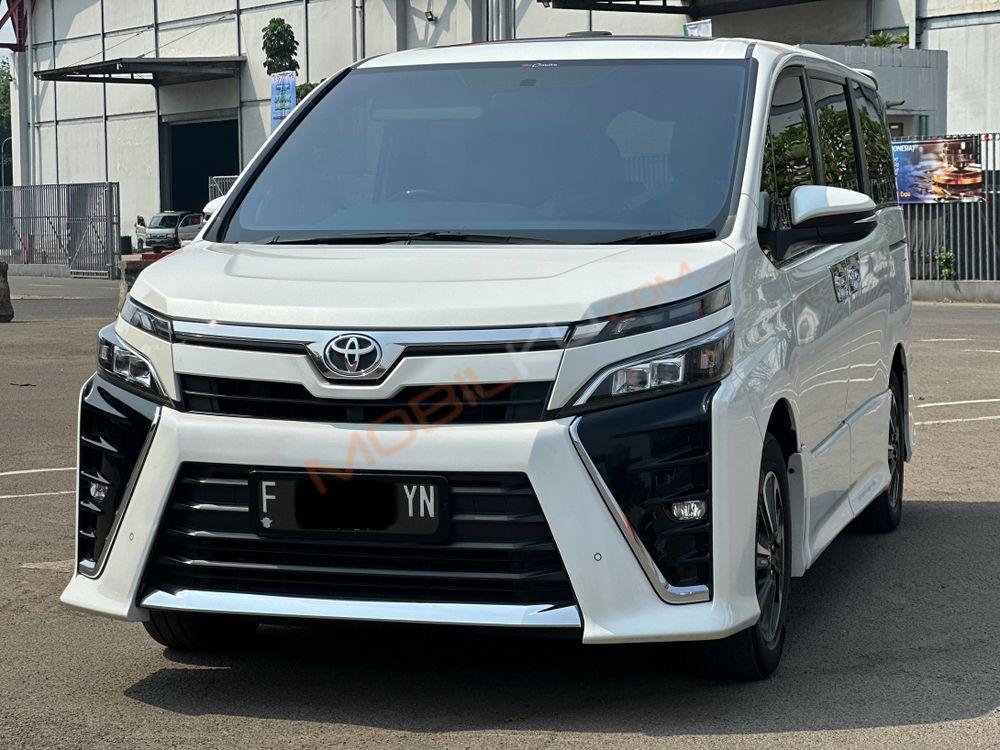 Mobil Toyota Voxy 2019